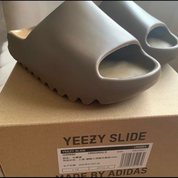 YEEZY slides in Core - Picture 1 of 6